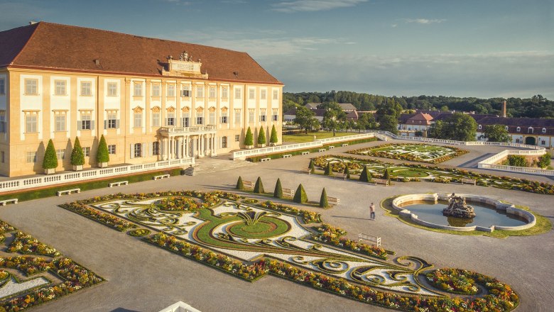 Schloss Hof, © Schloss Schönbrunn / Severin Wurnig Schloss Hof mit prächtigem Barockgarten und Springbrunnen bei sonnigem Wetter.
