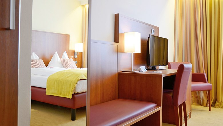 Wachauerhof - Doppelzimmer, © Wachauerhof Melk Doppelzimmer im Wachauerhof mit Bett, Schreibtisch, Fernseher und Stuhl.