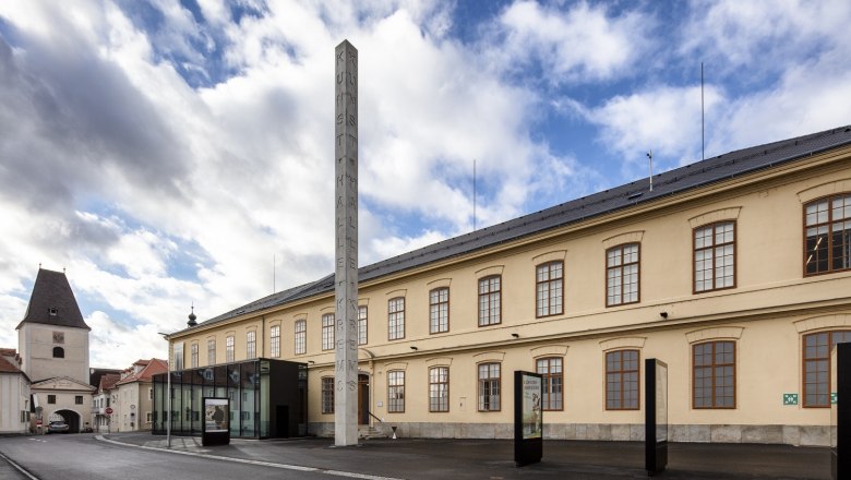 Au&szlig;enansicht der Kunsthalle Krems mit S&auml;ule und blauem Himmel.