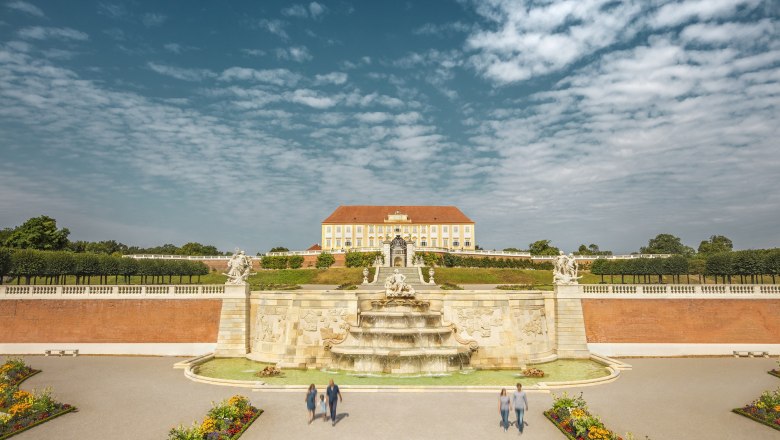 Schloss Hof mit barocker Gartenanlage und Brunnen.