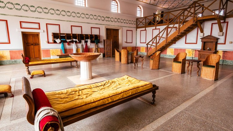 R&ouml;mischer Raum mit Liegen, St&uuml;hlen und Treppe.