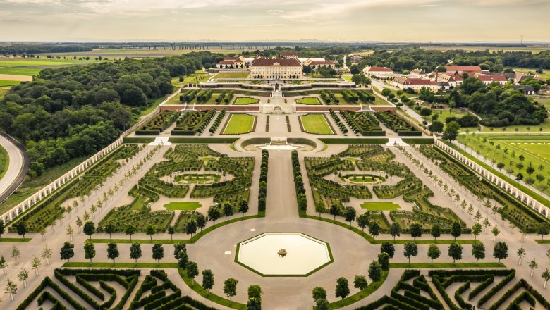 Luftaufnahme von Schloss Hof mit symmetrischen Gärten und Wegen.