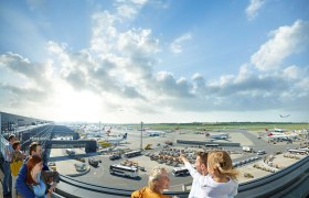 Von der Besucherterrasse den Überblick bewahren., © Flughafen Wien AG