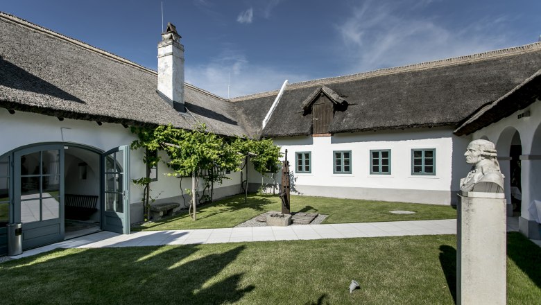 Innenhof des Haydn Geburtshauses mit gepflegtem Rasen.